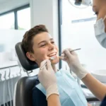 Cuál es la causa de las caries dentales en jóvenes